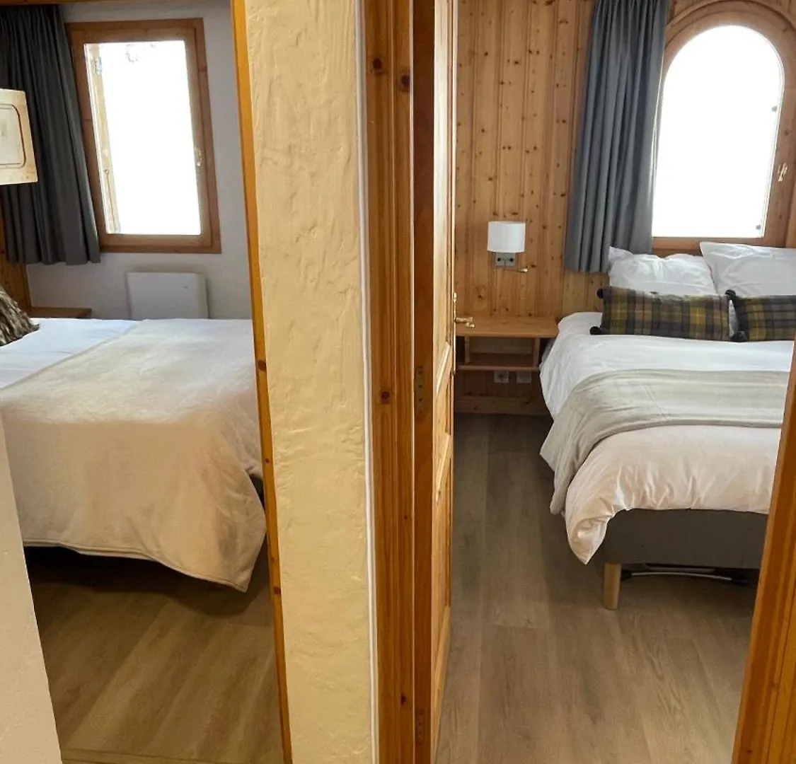 Meribel Centre La Chaudanne - Ski In And Out Apartment - 3 Bedrooms - 1 Min To Main Ski Lifts And 5 Min To Center Of Meribel - Newly Renovated In Oct 2023 - Chalet L'Eperviere