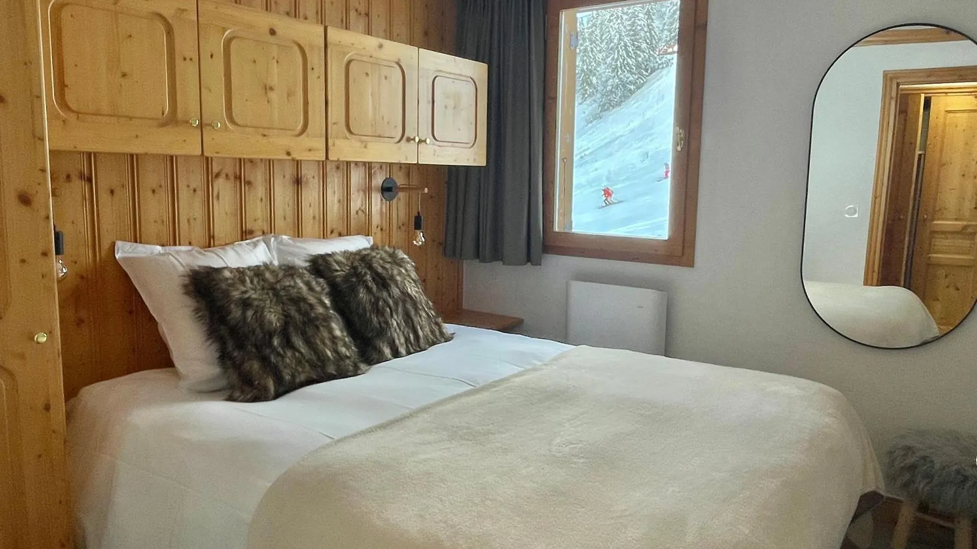 Meribel Centre La Chaudanne - Ski In And Out Apartment - 3 Bedrooms - 1 Min To Main Ski Lifts And 5 Min To Center Of Meribel - Newly Renovated In Oct 2023 - Chalet L'Eperviere